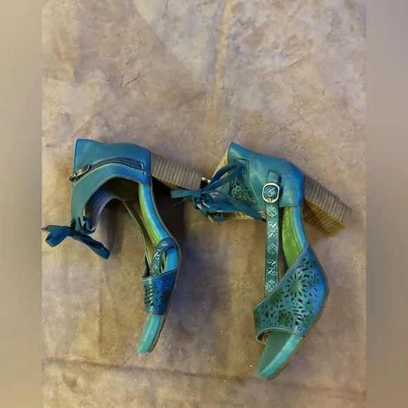 Chic Green Sandals with Floral Cutouts - Picture 2 of 5